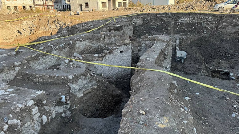 A 1500-year-old structure was discovered beneath the rubble of a building that collapsed in the earthquake