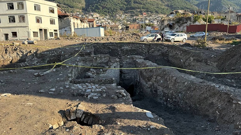 A 1500-year-old structure was discovered beneath the rubble of a building that collapsed in the earthquake