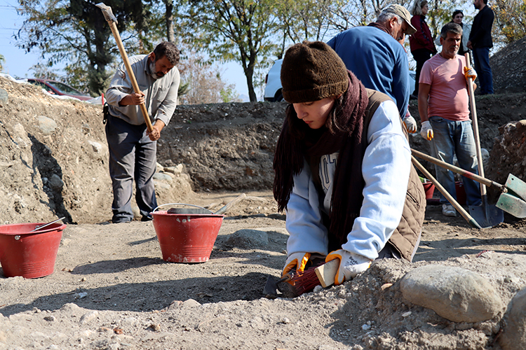 Two fragments of figurines that are 2300 years old were found during the excavations at the Antakya Ancient Hippodrome