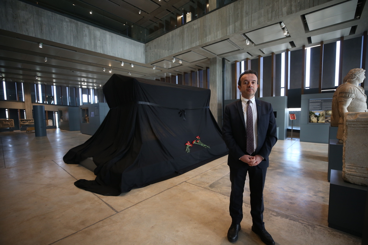 Polyksena was covered with a black cloth on the "International Day for the Elimination of Violence Against Women."