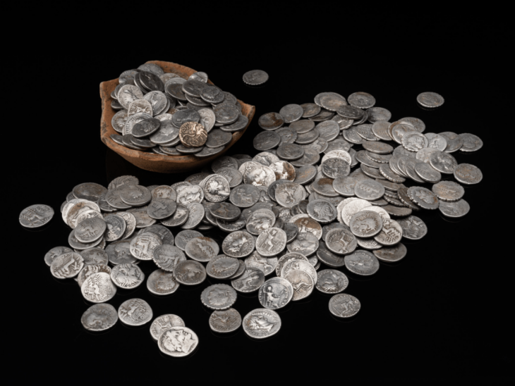 A-Hoard-of-Gold-and-Silver-Roman-Coins-Dating-Back-to-the-Reign-of-Emperor-Nero-was-Found-in-Worcestershire