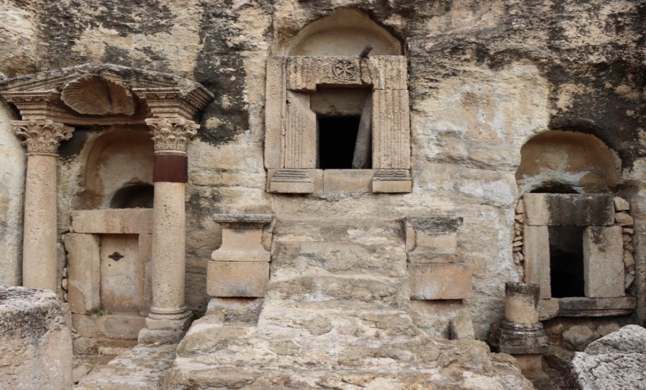 A tabula ansata featuring a bilingual inscription, found in front of a burial chamber adorned with the monogram of Jesus Christ, was restored
