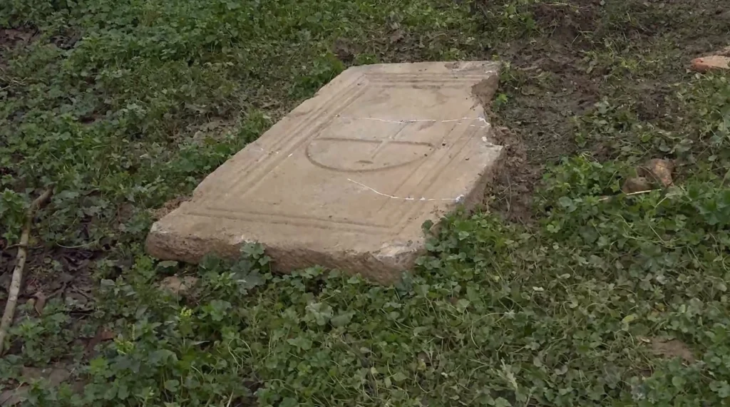 The farmer plowing his field discovered an ancient stone lid and a column capital