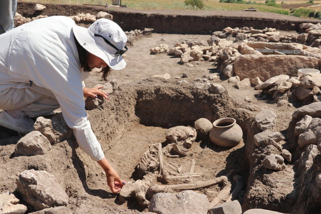 Pottery-type tombs containing the remains of children were found in Çayönü Höyük, one of the places where agriculture first started.