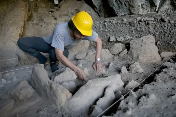 The discovery of a 12,000-year-old tomb in the Direkli Cave in Maraş