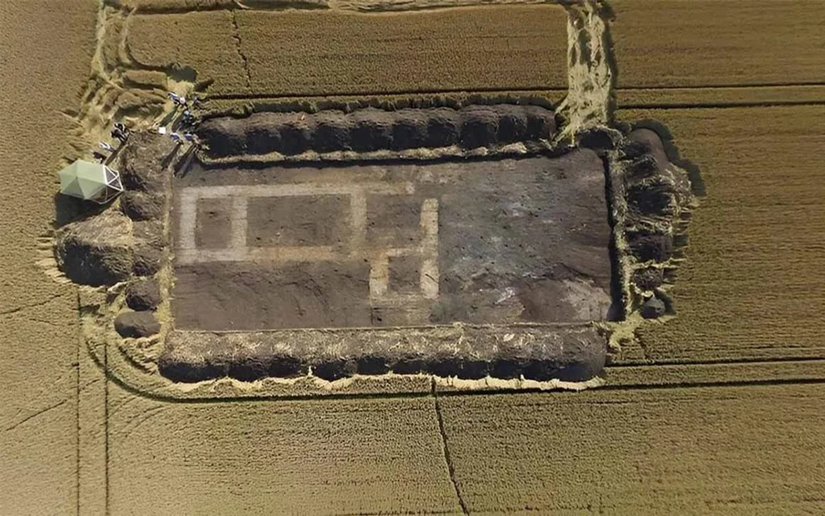 Archaeologists discovered a Neolithic henge while searching for a nobleman's grave in England