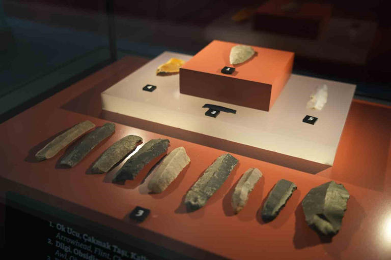 Volcanic glass rock dating back to 5900 BC found in Dündartepe mound is on display at Samsun Museum