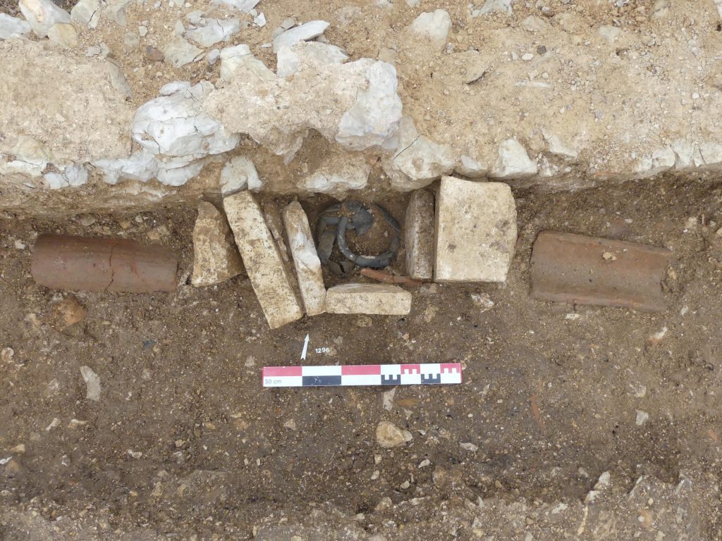 Infants and very young children (toddlers) were buried in ceramic vessels, wooden coffins, bark, stone molds, textiles and long curved roof tiles (imbrex).