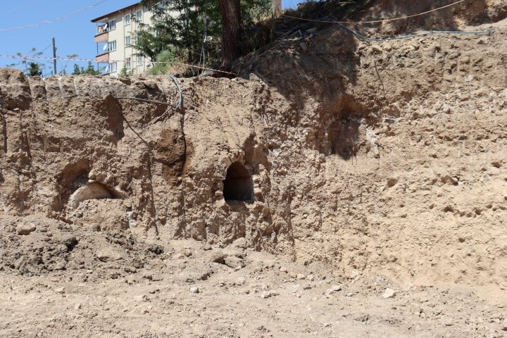 3 Roman tombs found during foundation excavation