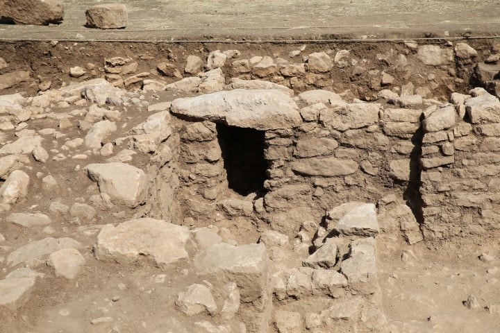 Neolithic human skull found in a niche at Sefertepe provides new insights into burial customs